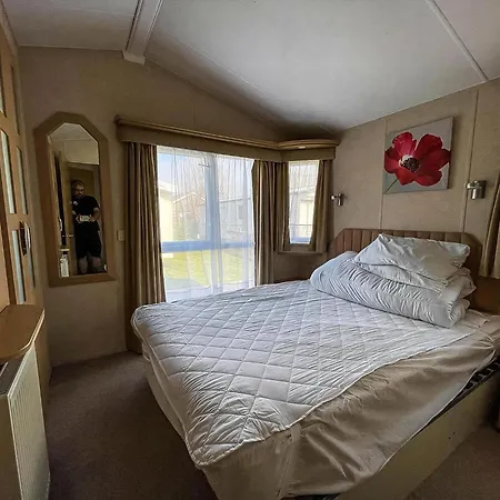 Lovely 6 Berth Caravan With Decking At California Cliffs In Scratby Ref 50048L Great Yarmouth Exterior photo