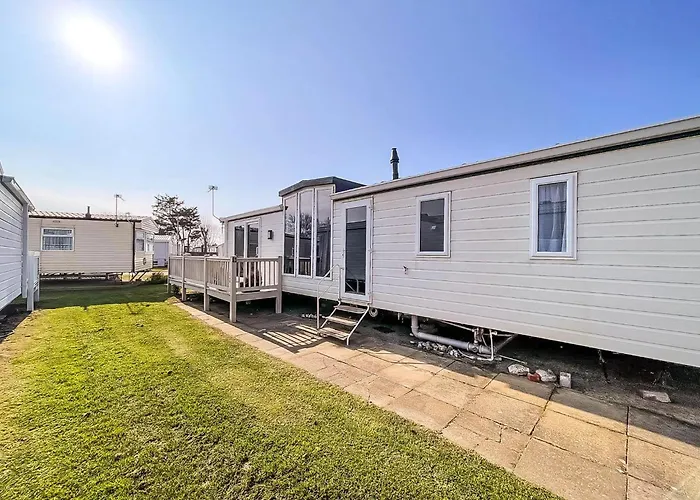 Lovely 6 Berth Caravan With Decking At California Cliffs In Scratby Ref 50048L
