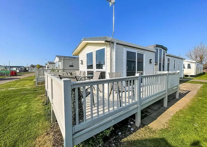 Lovely 6 Berth Caravan With Decking At California Cliffs In Scratby Ref 50048L