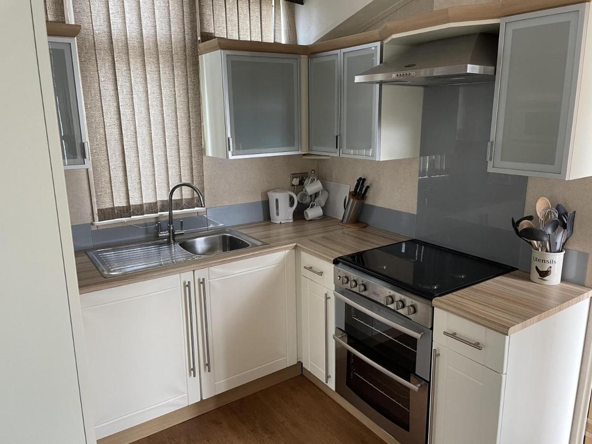Lovely 6 Berth Caravan With Decking At California Cliffs In Scratby Ref 50048l Great Yarmouth