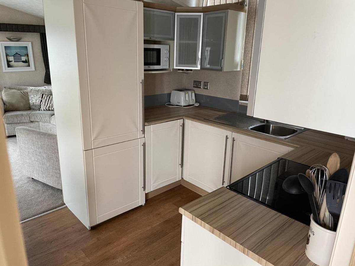 Lovely 6 Berth Caravan With Decking At California Cliffs In Scratby Ref 50048l Parque de Campismo *