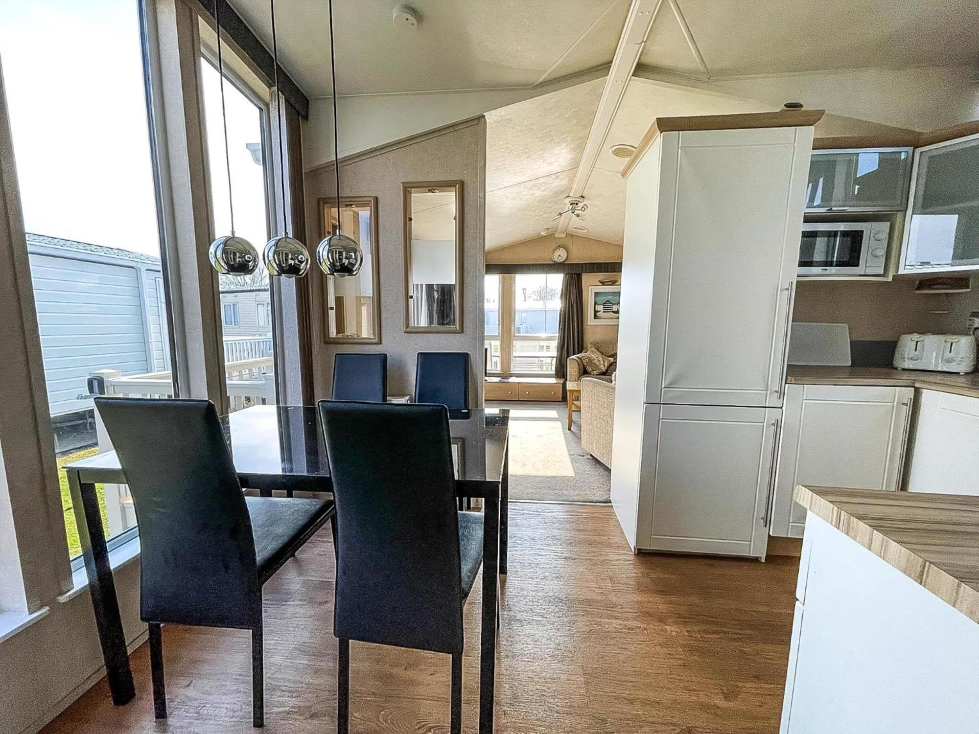 Campsite Lovely 6 Berth Caravan With Decking At California Cliffs In Scratby Ref 50048l *