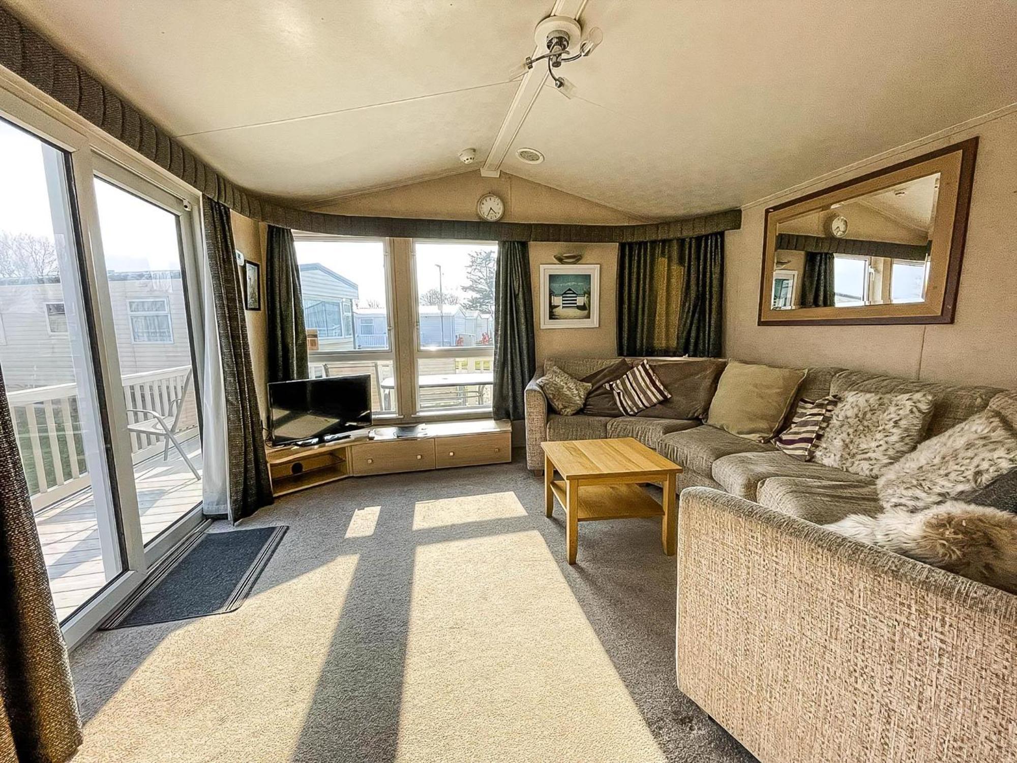 Lovely 6 Berth Caravan With Decking At California Cliffs In Scratby Ref 50048l Campsite *
