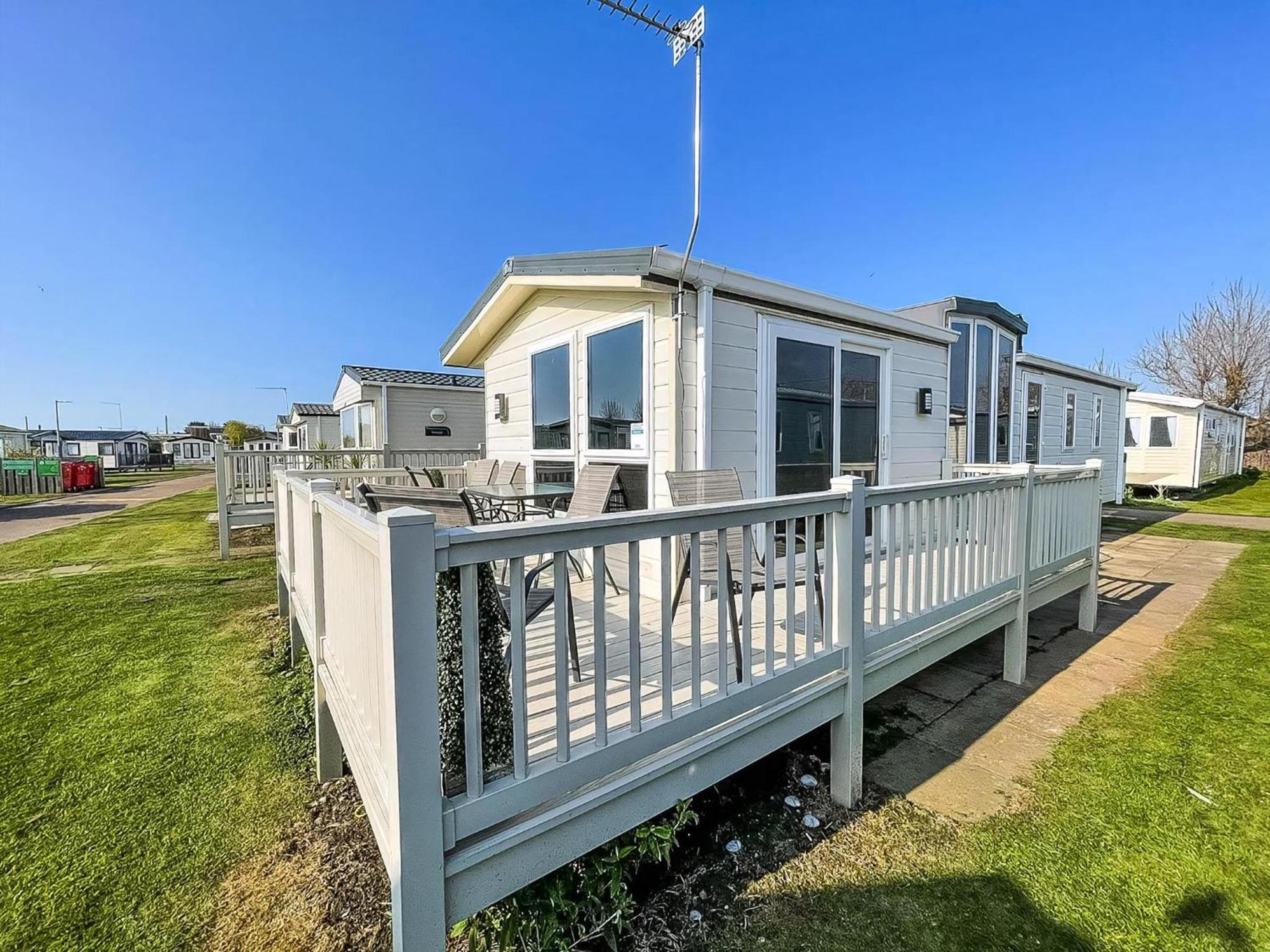 Campsite Lovely 6 Berth Caravan With Decking At California Cliffs In Scratby Ref 50048l *