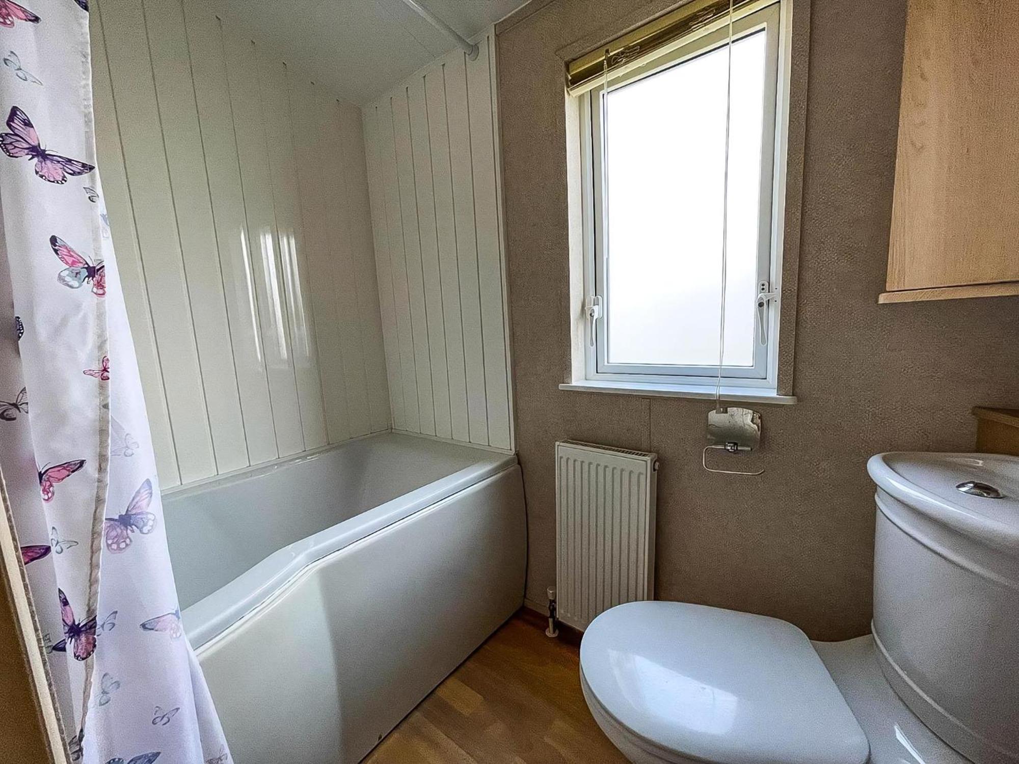Lovely 6 Berth Caravan With Decking At California Cliffs In Scratby Ref 50048l Campsite