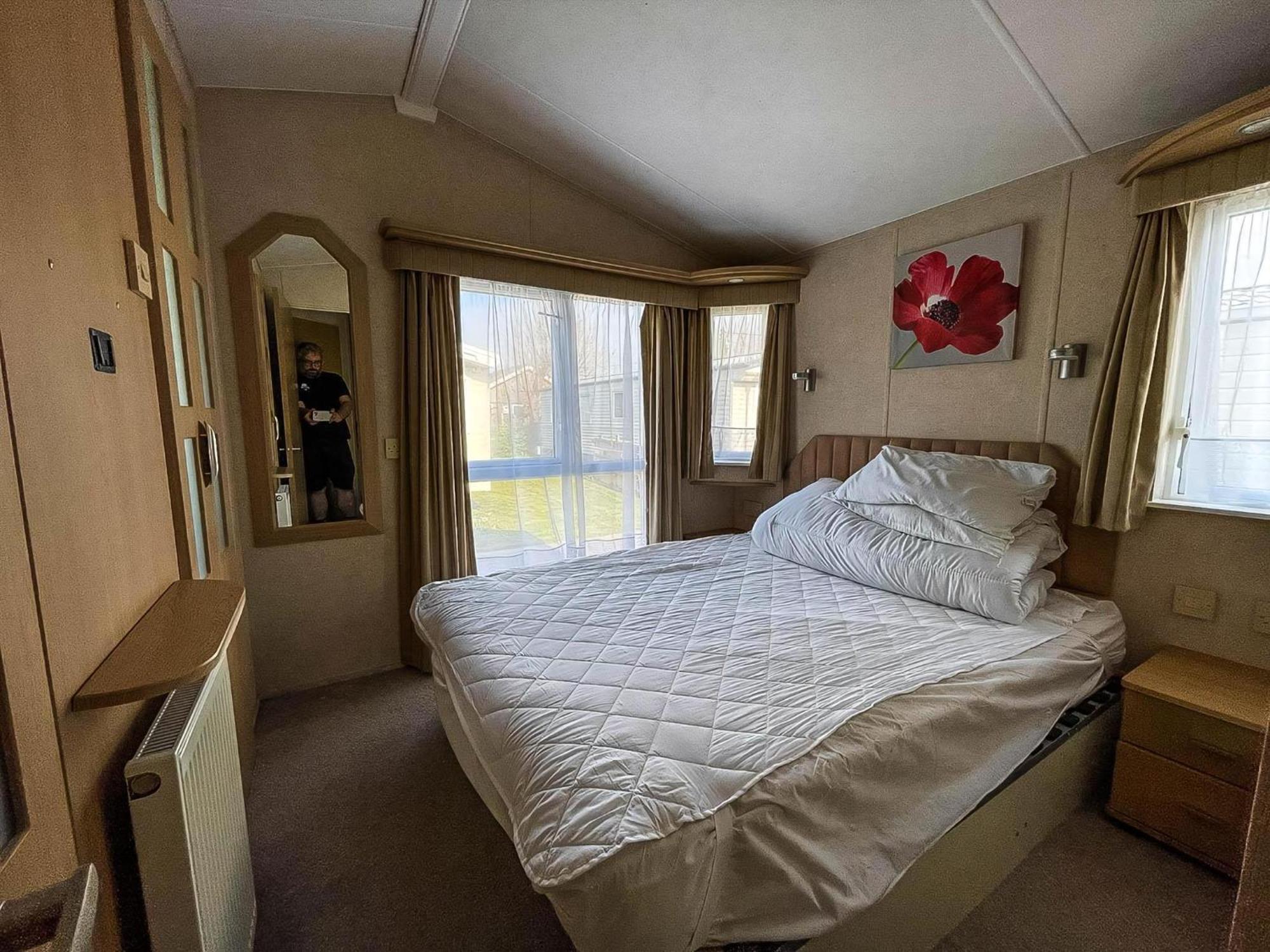 Lovely 6 Berth Caravan With Decking At California Cliffs In Scratby Ref 50048l Campsite Great Yarmouth