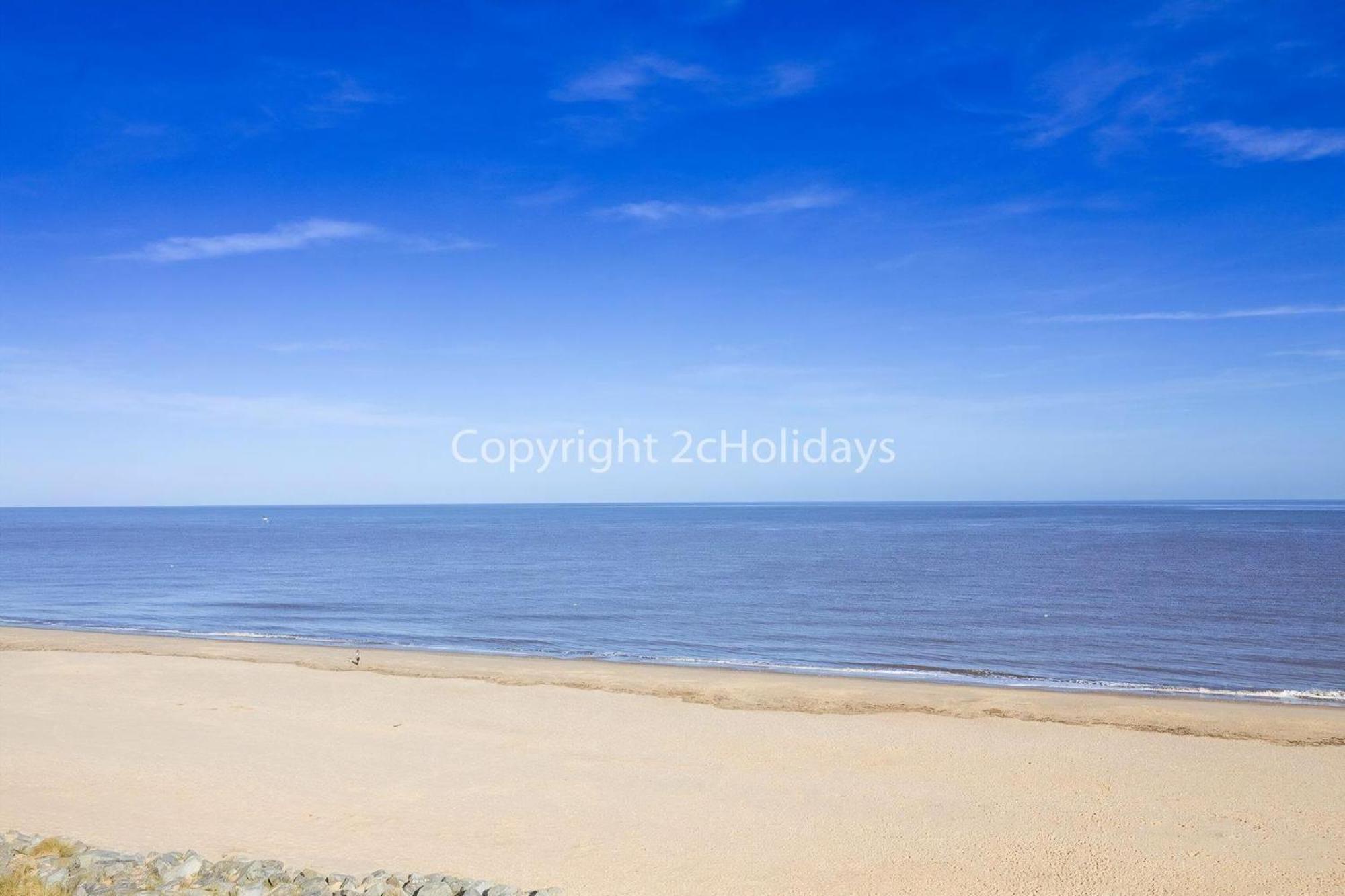 Lovely 6 Berth Caravan With Decking At California Cliffs In Scratby Ref 50048l * Great Yarmouth